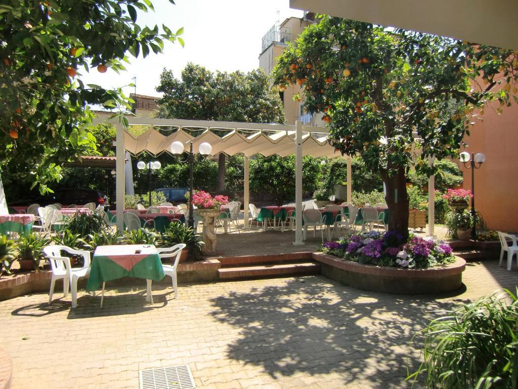 Hotel Girasole Соренто Екстериор снимка