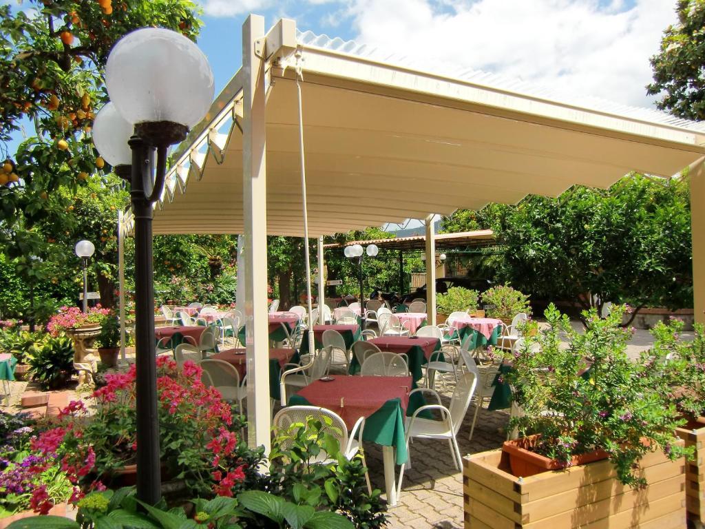 Hotel Girasole Соренто Екстериор снимка