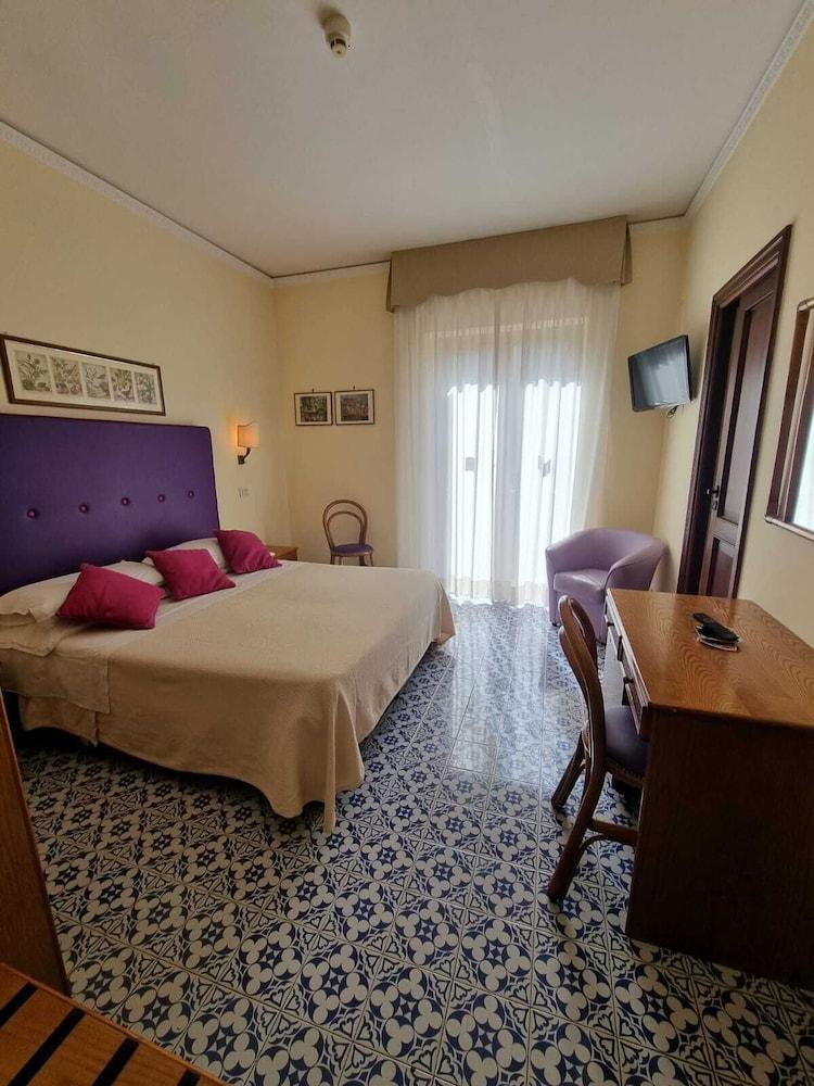 Hotel Girasole Соренто Екстериор снимка