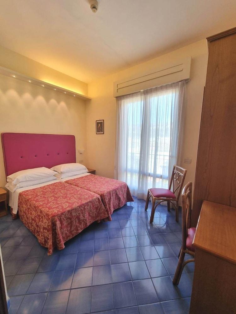 Hotel Girasole Соренто Екстериор снимка